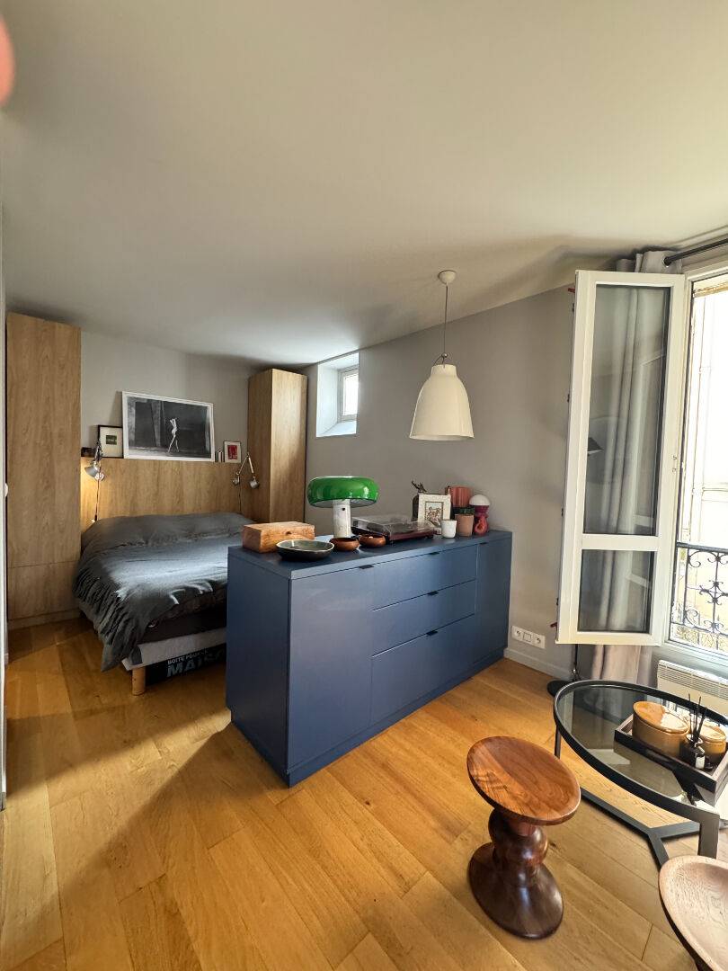 Annonce vente immobilière appartement de type Studio à vendre dans le quartier des Batignolles – Calme absolu en impasse avec aménagements sur mesure