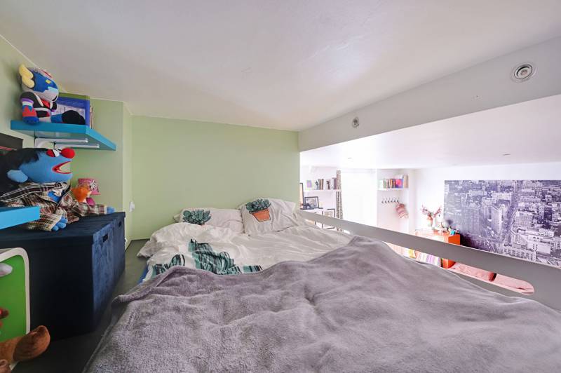 Grand studio rénové avec mezzanine à deux pas de la Mairie du 18e